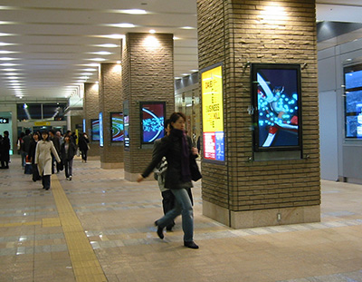 JR北海道の札幌駅でのデジタルサイネージ配信。アイティニュースからコンテンツ配信、遠隔監視。業界初のQRコード利用、ライブイベント連携、４麺シンクロ表示など話題をさらいました。