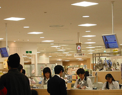 大丸札幌店デジタルサイネージをお客様満足度の向上という視点で、イライラ解消サイネージを標榜。画期的なアイディアで注目を浴びました。売上350億円の一助に。